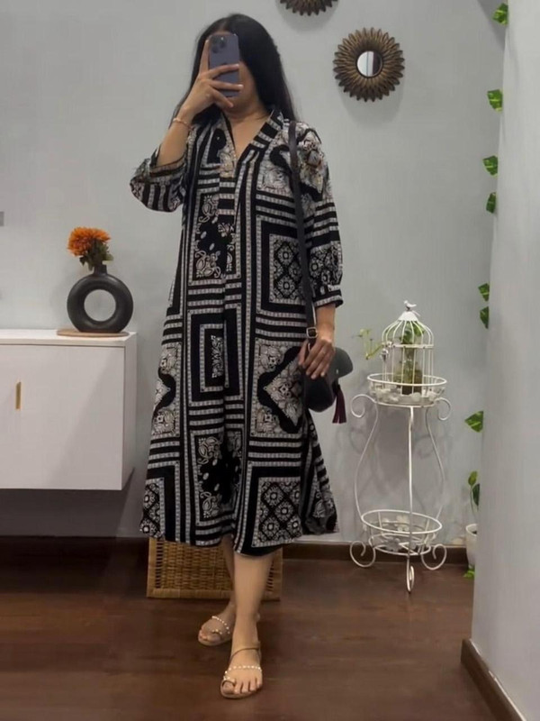 Chaukas Women Printed Straight Kurta(Black)